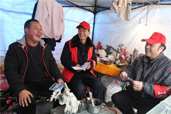 志愿者普法进商户.JPG