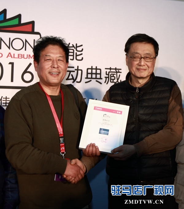 中国摄影家协会副主席王文澜亲自给野猫授奖，金奖奖牌及三万元大奖.jpg