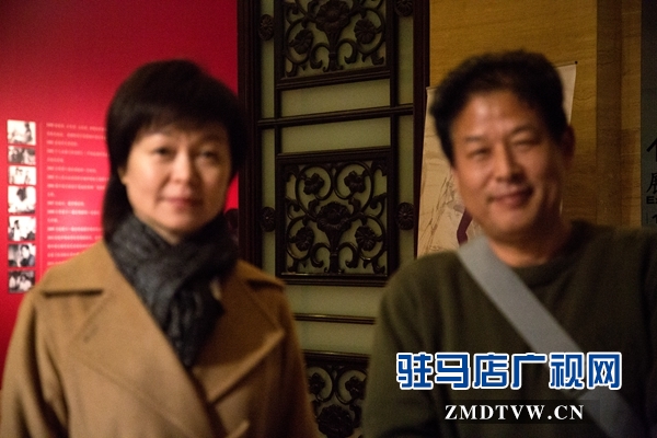 贵宾室内，中国摄影家协会主席王瑶向张爱武道贺并给予亲切鼓励.jpg