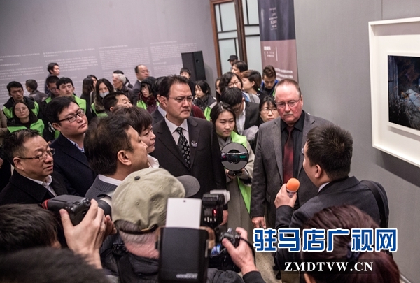 中国文联领导李前光、中国摄影家协会主席王瑶、国际专家等参观展览.jpg