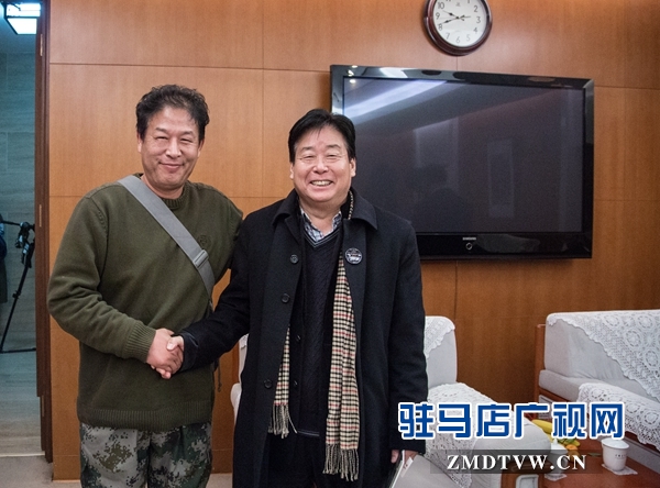 贵宾室内，中国摄影家协会副主席张桐胜向野猫道贺并给予亲切鼓励.jpg