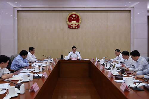谢伏瞻谈大气污染治理:要为老百姓的生命健康负责 