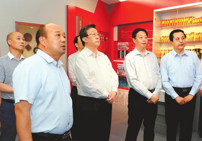 郭庚茂许昌调研强调 学习燕振昌为人民服务