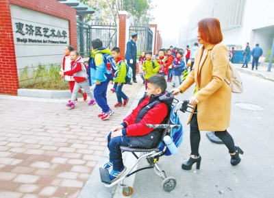 8岁男孩双下肢瘫痪 求学路上妈妈是他的双腿
