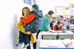 8岁男孩双下肢瘫痪 求学路上妈妈是他的双腿