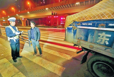 河南10地异地用警查渣土车 每周至少异地互查一次