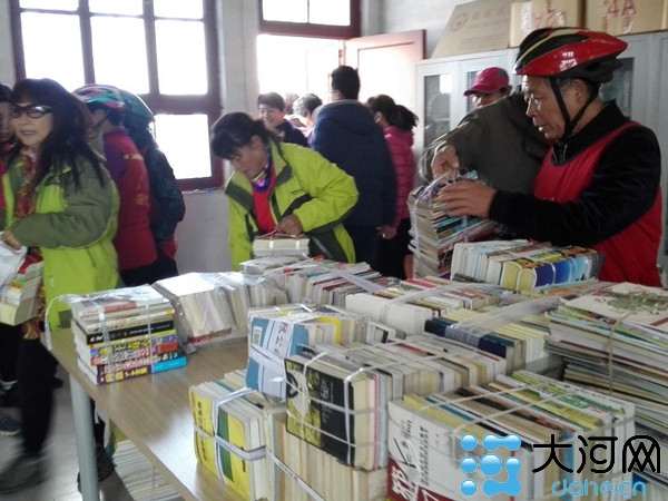 大河网友送书到沁阳庙后村“大河网公益书吧”挂牌