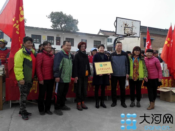 大河网友送书到沁阳庙后村“大河网公益书吧”挂牌