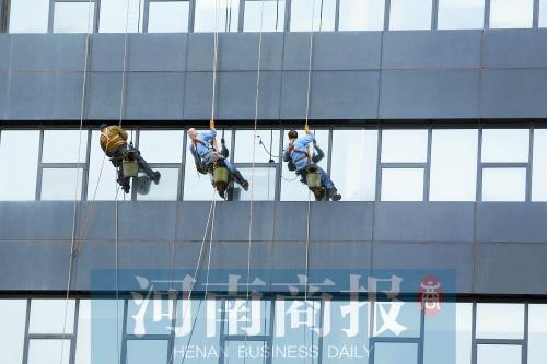 郑州一“蜘蛛人”坠亡 爱唱“保洁工个个都身手不凡”