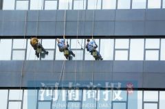 郑州一“蜘蛛人”坠亡 爱唱“保洁工个个都身手不凡”
