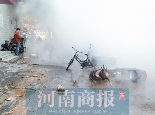 郑州百花路友爱路口热力管道破裂 街角变“仙境”