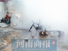 郑州百花路友爱路口热力管道破裂 街角变“仙境”