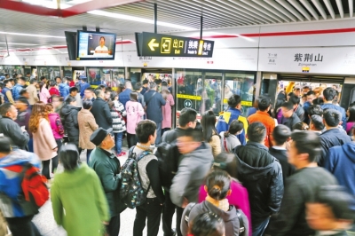 挤来挤去的地铁生活:因为准时,它拥有千万粉丝