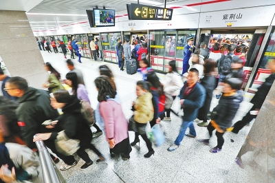 挤来挤去的地铁生活:因为准时,它拥有千万粉丝