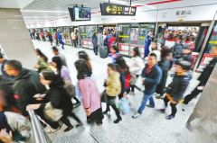 挤来挤去的地铁生活：因为准时，它拥有千万粉丝