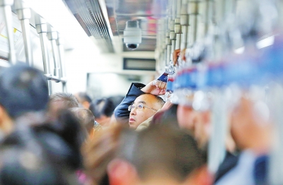 挤来挤去的地铁生活:因为准时,它拥有千万粉丝