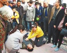 新乡怀孕7个月的护士街头跪地救人成“网红”