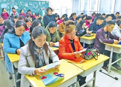 感动！郑州90后老师手写54封家长信 近3万字