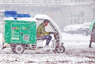 郑州大雪“冻住”互联网消费行业 全城“包裹侠”都在路上打滑