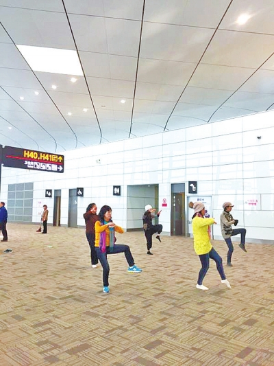 记者新郑机场见闻：航班延误，候机旅客组团打太极