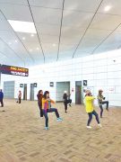 记者新郑机场见闻：航班延误，候机旅客组团打太极