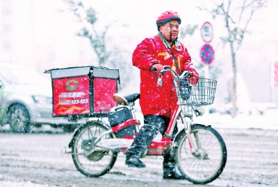 郑州大雪“冻住”互联网消费行业 全城“包裹侠”都在路上打滑