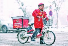 郑州大雪“冻住”互联网消费行业 全城“包裹侠”都在路上打滑