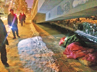雪中情：郑州民政部门雪夜巡逻 寻找需要救助的人
