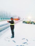 降雪应对 商丘高速交警全员上岗战冰雪保畅通