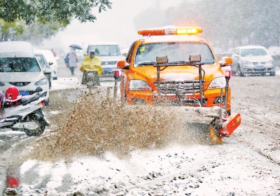 降雪应对 郑州城管连夜除雪确保次日道路畅通