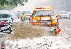 降雪应对 郑州城管连夜除雪确保次日道路畅通