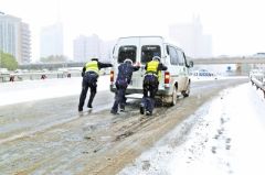 雪中情:风雪中车辆难爬坡 交警三小时里推百余辆车