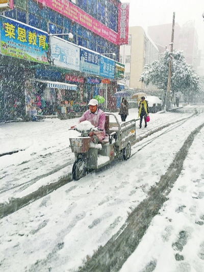 洛阳一场暴雪路面成了停车场 公交改线高速封闭