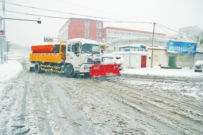 洛阳一场暴雪路面成了停车场 公交改线高速封闭