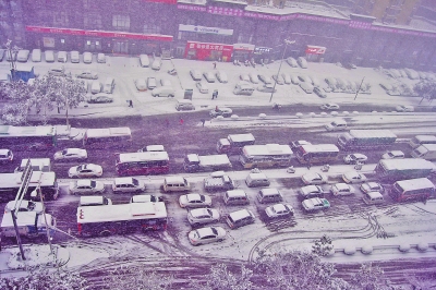 洛阳一场暴雪路面成了停车场 公交改线高速封闭
