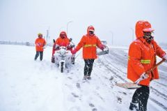 洛阳一场暴雪路面成了停车场 公交改线高速封闭
