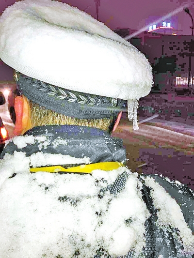 商丘交警雪中执勤4小时成“雪警” 帽子上结冰琉璃
