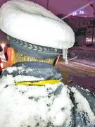 商丘交警雪中执勤4小时成“雪警” 帽子上结冰琉璃