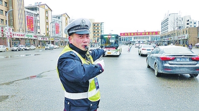 商丘交警雪中执勤4小时成“雪警” 帽子上结冰琉璃