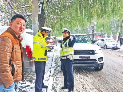 雪后路滑交警变身“推车夫” 记者体验浑身冒汗脚底凉