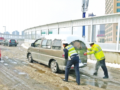 雪后路滑交警变身“推车夫” 记者体验浑身冒汗脚底凉