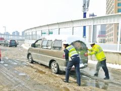 雪后路滑交警变身“推车夫” 记者体验浑身冒汗脚底凉