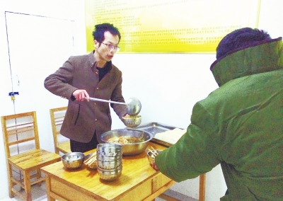 郑州救助站工作人员雪夜巡查 为流浪者送去必需品
