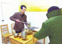 郑州救助站工作人员雪夜巡查 为流浪者送去必需品