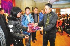 现身河南日报报业集团 刘国梁家乡献爱心