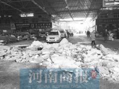 郑州市农副产品交易中心5个大门被混凝土堵了4个 这800多家商户惹谁了