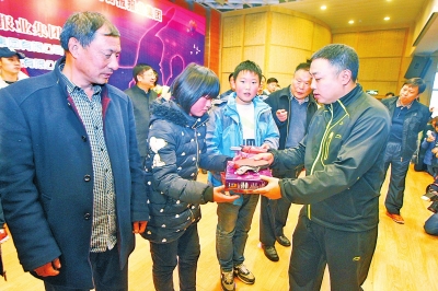 刘国梁率国乒“梦之队”回河南做公益 山里娃挑战“科科”