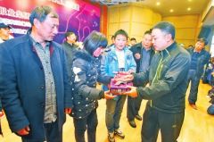 刘国梁率国乒“梦之队”回河南做公益 山里娃挑战“科科”