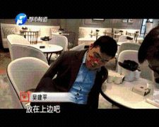 郑州无臂小伙终于买上房子啦！ 脚趾代替手指按印记