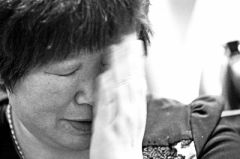 青丝熬成白发 郑州夫妻摆地摊寻女13年终团聚